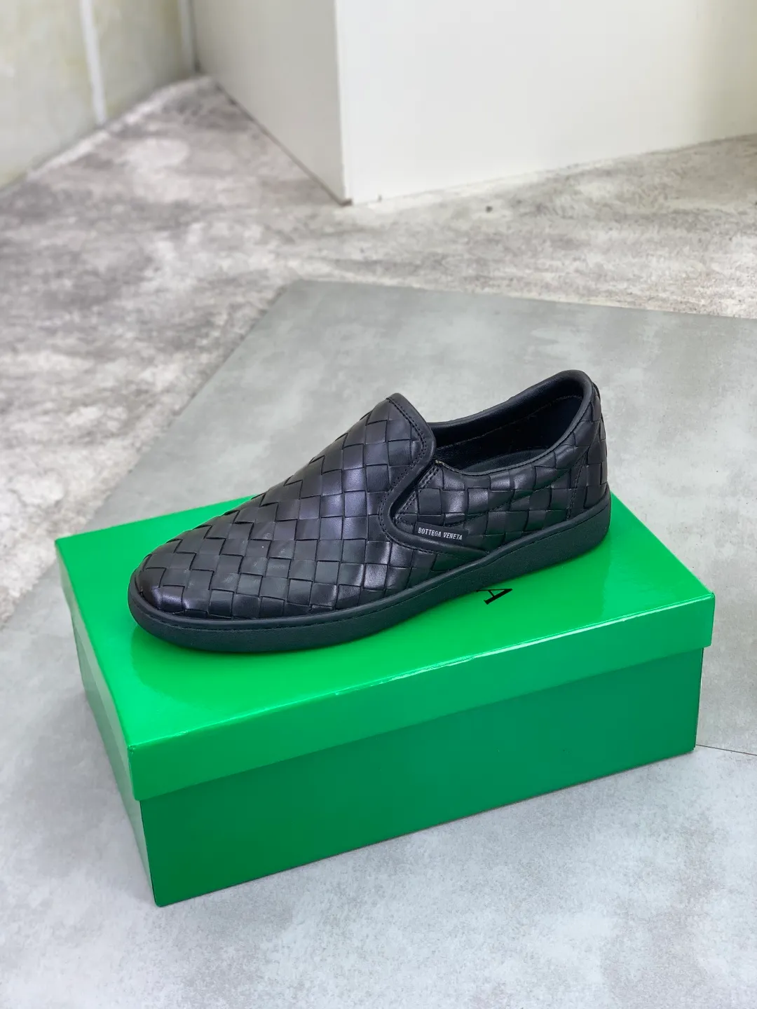 Men's shoes 💰P520 [New model] Water-dyed cow leather 💰High-quality business casual shoes 💎💎💎 BOTTEGA VENETA official website synchronizes the latest top version of BV in the market, accepts material comparison, shoe type comparison, process comparison, practical and textured, versatile and suitable for any occasion, the more you look at it, the more flavorful it becomes. Pure hand-woven craftsmanship - Upper material, hand-woven calfskin imported from Italy 🇮🇹 - High-quality water-dyed cowhide lining - Original private model customized outsole -Size: 39-45 Color: black or brown optional